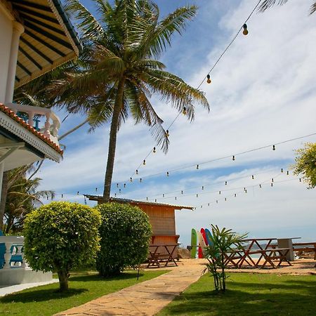 Alma Beach Hotel 웰리가마 외부 사진