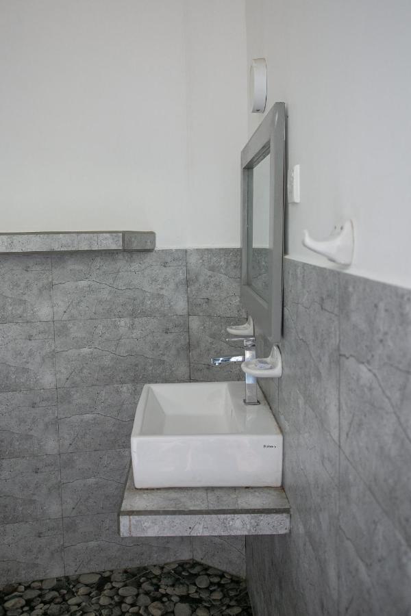 Alma Beach Hotel 웰리가마 외부 사진